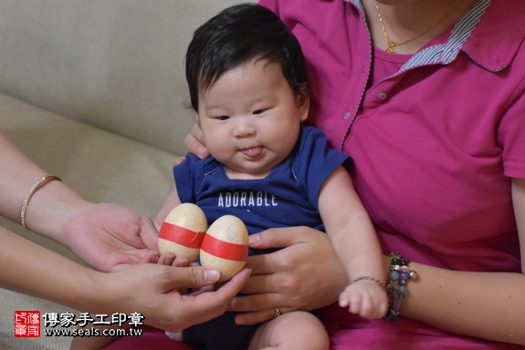 剃胎毛、滿月剃頭、嬰兒剃頭、嬰兒理髮、嬰兒剃髮、嬰兒剃胎毛、嬰兒滿月剃頭、寶寶剃頭、剃胎毛儀式、剃胎毛吉祥話、滿月剃頭儀式、滿月剃頭吉祥話、寶寶剃胎毛、寶寶滿月剃頭理髮、 新竹縣竹北地區剃胎毛、新竹縣竹北地區滿月剃頭、新竹縣竹北地區嬰兒剃頭剃胎毛、新竹縣竹北地區嬰兒理髮、新竹縣嬰兒剃髮、黃寶寶(新北竹北市到府嬰兒寶寶滿月剃頭理髮、免費到府嬰兒剃胎毛儀式吉祥話)。到府剃頭剃胎毛主持、專業拍照、DVD光碟、證書。★購買「臍帶章、肚臍章、胎毛筆刷印章」贈送：剃頭、收涎、抓周，三選一。2017.10.08照片4