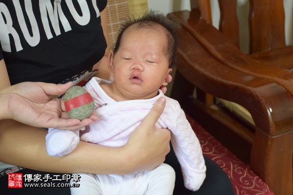 剃胎毛、滿月剃頭、嬰兒剃頭、嬰兒理髮、嬰兒剃髮、嬰兒剃胎毛、嬰兒滿月剃頭、寶寶剃頭、剃胎毛儀式、剃胎毛吉祥話、滿月剃頭儀式、滿月剃頭吉祥話、寶寶剃胎毛、寶寶滿月剃頭理髮、 新北市淡水地區剃胎毛、新北市淡水地區滿月剃頭、新北市淡水地區嬰兒剃頭剃胎毛、新北市淡水地區嬰兒理髮、新北市嬰兒剃髮、許寶寶(新北淡水區到府嬰兒寶寶滿月剃頭理髮、免費到府嬰兒剃胎毛儀式吉祥話)。到府剃頭剃胎毛主持、專業拍照、DVD光碟、證書。★購買「臍帶章、肚臍章、胎毛筆刷印章」贈送：剃頭、收涎、抓周，三選一。2017.11.21照片5