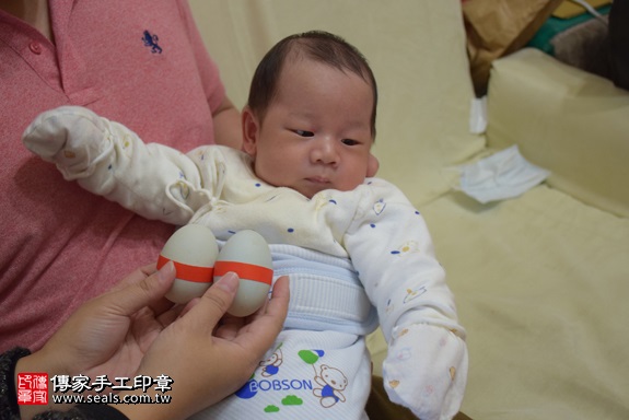 剃胎毛、滿月剃頭、嬰兒剃頭、嬰兒理髮、嬰兒剃髮、嬰兒剃胎毛、嬰兒滿月剃頭、寶寶剃頭、剃胎毛儀式、剃胎毛吉祥話、滿月剃頭儀式、滿月剃頭吉祥話、寶寶剃胎毛、寶寶滿月剃頭理髮、 台北市內湖地區剃胎毛、台北市內湖地區滿月剃頭、台北市內湖地區嬰兒剃頭剃胎毛、台北市內湖地區嬰兒理髮台北市嬰兒剃髮、張寶寶(台北內湖區到府嬰兒寶寶滿月剃頭理髮、免費到府嬰兒剃胎毛儀式吉祥話)。到府剃頭剃胎毛主持、專業拍照、DVD光碟、證書。★購買「臍帶章、肚臍章、胎毛筆刷印章」贈送：剃頭、收涎、抓周，三選一。2017.12.20照片4