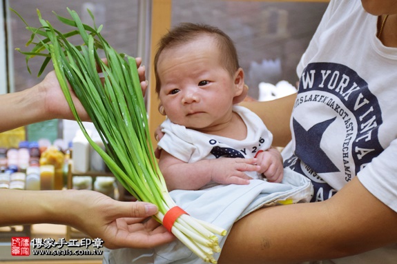 剃胎毛、滿月剃頭、嬰兒剃頭、嬰兒理髮、嬰兒剃髮、嬰兒剃胎毛、嬰兒滿月剃頭、寶寶剃頭、剃胎毛儀式、剃胎毛吉祥話、滿月剃頭儀式、滿月剃頭吉祥話、寶寶剃胎毛、寶寶滿月剃頭理髮、新北永和區剃胎毛、新北永和區滿月剃頭、新北永和區嬰兒剃頭剃胎毛、新北永和區嬰兒理髮、新北永和區嬰兒剃髮、李寶寶(新北永和區嬰兒寶寶滿月剃頭理髮、免費嬰兒剃胎毛儀式吉祥話)。中國風會場，爸媽寶貝免費穿「日中韓」古裝禮服。專業拍照、DVD光碟、證書。★購買「臍帶章、肚臍章、胎毛筆刷印章」贈送：剃頭、收涎、抓周，三選一。2016.08.17  照片9