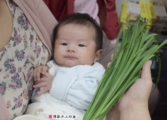 游寶寶(新北永和區嬰兒寶寶滿月剃頭理髮、免費嬰兒剃胎毛儀式吉祥話)。中國風會場，爸媽寶貝免費穿「日中韓」古裝禮服。專業拍照、DVD光碟、證書。★購買「臍帶章、肚臍章、胎毛筆刷印章」贈送：剃頭、收涎、抓周，三選一。 2015.12.02 照片9