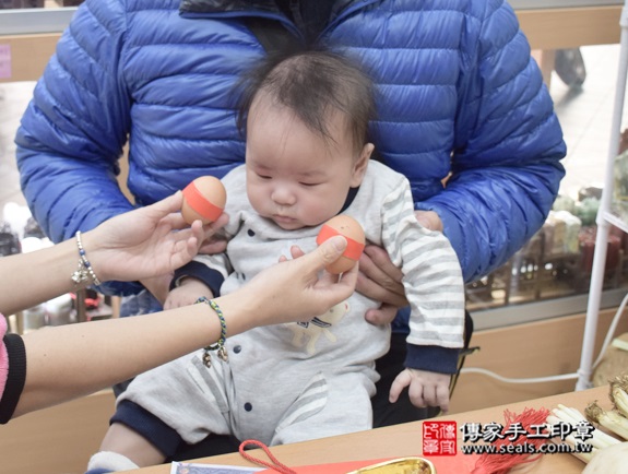 剃胎毛、滿月剃頭、嬰兒剃頭、嬰兒理髮、嬰兒剃髮、嬰兒剃胎毛、嬰兒滿月剃頭、寶寶剃頭、剃胎毛儀式、剃胎毛吉祥話、滿月剃頭儀式、滿月剃頭吉祥話、寶寶剃胎毛、寶寶滿月剃頭理髮、 新北永和區剃胎毛、新北永和區滿月剃頭、新北永和區嬰兒剃頭剃胎毛、新北永和區嬰兒理髮、新北永和區嬰兒剃髮、吳寶寶(新北永和區嬰兒寶寶滿月剃頭理髮、免費嬰兒剃胎毛儀式吉祥話)。中國風會場，爸媽寶貝免費穿「日中韓」古裝禮服。專業拍照、DVD光碟、證書。★購買「臍帶章、肚臍章、胎毛筆刷印章」贈送：剃頭、收涎、抓周，三選一。2015.12.12 照片3