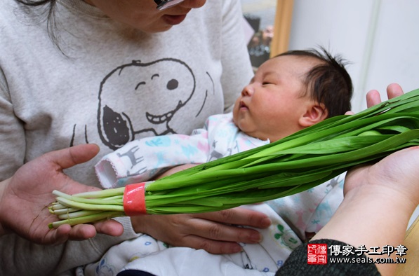 剃胎毛、滿月剃頭、嬰兒剃頭、嬰兒理髮、嬰兒剃髮、嬰兒剃胎毛、嬰兒滿月剃頭、寶寶剃頭、剃胎毛儀式、剃胎毛吉祥話、滿月剃頭儀式、滿月剃頭吉祥話、寶寶剃胎毛、寶寶滿月剃頭理髮、新竹香山區剃胎毛、新竹香山區滿月剃頭、新竹香山區嬰兒剃頭剃胎毛、新竹香山區嬰兒理髮、新竹香山區嬰兒剃髮、陳寶寶(新竹香山區嬰兒寶寶滿月剃頭理髮、免費嬰兒剃胎毛儀式吉祥話)。中國風會場，爸媽寶貝免費穿「日中韓」古裝禮服。專業拍照、DVD光碟、證書。★購買「臍帶章、肚臍章、胎毛筆刷印章」贈送：剃頭、收涎、抓周，三選一。2016.02.26 照片9