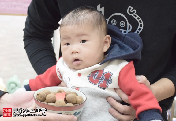 剃胎毛、滿月剃頭、嬰兒剃頭、嬰兒理髮、嬰兒剃髮、嬰兒剃胎毛、嬰兒滿月剃頭、寶寶剃頭、剃胎毛儀式、剃胎毛吉祥話、滿月剃頭儀式、滿月剃頭吉祥話、寶寶剃胎毛、寶寶滿月剃頭理髮、新北永和區剃胎毛、新北永和區滿月剃頭、新北永和區嬰兒剃頭剃胎毛、新北永和區嬰兒理髮、新北永和區嬰兒剃髮、吳寶寶(新北永和區嬰兒寶寶滿月剃頭理髮、免費嬰兒剃胎毛儀式吉祥話)。中國風會場，爸媽寶貝免費穿「日中韓」古裝禮服。專業拍照、DVD光碟、證書。★購買「臍帶章、肚臍章、胎毛筆刷印章」贈送：剃頭、收涎、抓周，三選一。2016.01.31 照片8
