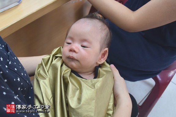 剃胎毛、滿月剃頭、嬰兒剃頭、嬰兒理髮、嬰兒剃髮、嬰兒剃胎毛、嬰兒滿月剃頭、寶寶剃頭、剃胎毛儀式、剃胎毛吉祥話、滿月剃頭儀式、滿月剃頭吉祥話、寶寶剃胎毛、寶寶滿月剃頭理髮、新竹香山區剃胎毛、新竹香山區滿月剃頭、新竹香山區嬰兒剃頭剃胎毛、新竹香山區嬰兒理髮、新竹香山區嬰兒剃髮、蔡寶寶(新竹香山區嬰兒寶寶滿月剃頭理髮、免費嬰兒剃胎毛儀式吉祥話)。中國風會場，爸媽寶貝免費穿「日中韓」古裝禮服。專業拍照、DVD光碟、證書。★購買「臍帶章、肚臍章、胎毛筆刷印章」贈送：剃頭、收涎、抓周，三選一。2017.06.10 照片16