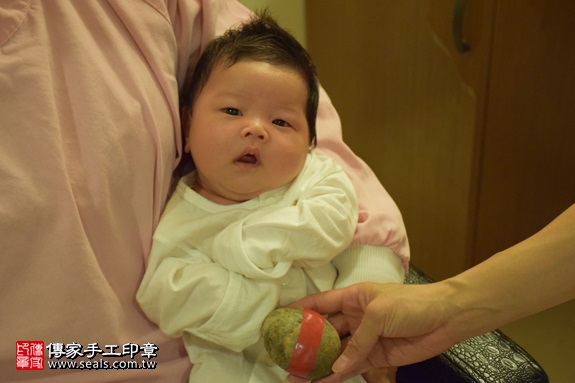 剃胎毛、滿月剃頭、嬰兒剃頭、嬰兒理髮、嬰兒剃髮、嬰兒剃胎毛、嬰兒滿月剃頭、寶寶剃頭、剃胎毛儀式、剃胎毛吉祥話、滿月剃頭儀式、滿月剃頭吉祥話、寶寶剃胎毛、寶寶滿月剃頭理髮、 新北土城區剃胎毛、新北土城區滿月剃頭、 新北土城區嬰兒剃頭剃胎毛、新北土城區嬰兒理髮、新北土城區嬰兒剃髮、黃寶寶(新北土城區到府嬰兒寶寶滿月剃頭理髮、免費到府嬰兒剃胎毛儀式吉祥話)。到府剃頭剃胎毛主持、專業拍照、DVD光碟、證書。★購買「臍帶章、肚臍章、胎毛筆刷印章」贈送：剃頭、收涎、抓周，三選一。2017.06.10  照片5