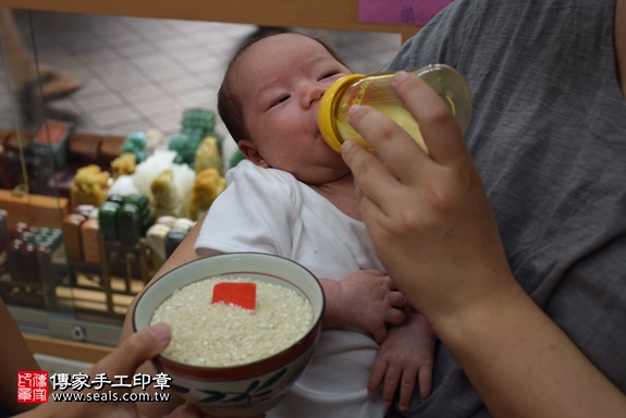 剃胎毛、滿月剃頭、嬰兒剃頭、嬰兒理髮、嬰兒剃髮、嬰兒剃胎毛、嬰兒滿月剃頭、寶寶剃頭、剃胎毛儀式、剃胎毛吉祥話、滿月剃頭儀式、滿月剃頭吉祥話、寶寶剃胎毛、寶寶滿月剃頭理髮、 新北市永和地區剃胎毛、新北市永和地區滿月剃頭、新北市永和地區嬰兒剃頭剃胎毛、新北市永和地區嬰兒理髮、新北市嬰兒剃髮、鄭寶寶(新北永和區嬰兒寶寶滿月剃頭理髮、免費嬰兒剃胎毛儀式吉祥話)。中國風會場，爸媽寶貝免費穿「日中韓」古裝禮服。專業拍照、DVD光碟、證書。★購買「臍帶章、肚臍章、胎毛筆刷印章」贈送：剃頭、收涎、抓周，三選一。2017.09.30照片6