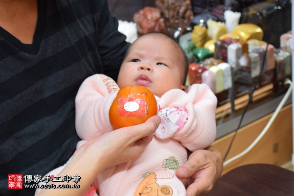 剃胎毛、滿月剃頭、嬰兒剃頭、嬰兒理髮、嬰兒剃髮、嬰兒剃胎毛、嬰兒滿月剃頭、寶寶剃頭、剃胎毛儀式、剃胎毛吉祥話、滿月剃頭儀式、滿月剃頭吉祥話、寶寶剃胎毛、寶寶滿月剃頭理髮、 新北市永和地區剃胎毛、新北市永和地區滿月剃頭、新北市永和地區嬰兒剃頭剃胎毛、新北市永和地區嬰兒理髮、新北市嬰兒剃髮、董寶寶(新北永和區嬰兒寶寶滿月剃頭理髮、免費嬰兒剃胎毛儀式吉祥話)。中國風會場，爸媽寶貝免費穿「日中韓」古裝禮服。專業拍照、DVD光碟、證書。★購買「臍帶章、肚臍章、胎毛筆刷印章」贈送：剃頭、收涎、抓周，三選一。2017.11.18照片8