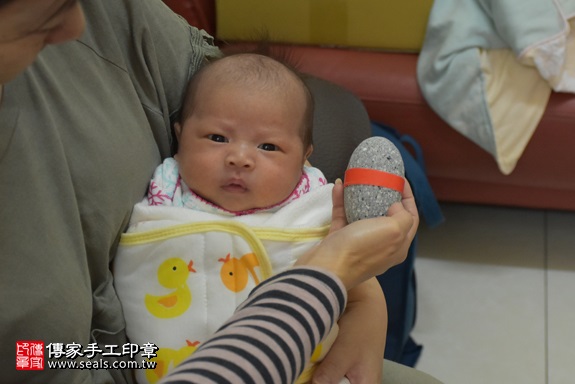剃胎毛、滿月剃頭、嬰兒剃頭、嬰兒理髮、嬰兒剃髮、嬰兒剃胎毛、嬰兒滿月剃頭、寶寶剃頭、剃胎毛儀式、剃胎毛吉祥話、滿月剃頭儀式、滿月剃頭吉祥話、寶寶剃胎毛、寶寶滿月剃頭理髮、 新竹縣湖口地區剃胎毛、新竹縣湖口地區滿月剃頭、新竹縣湖口地區嬰兒剃頭剃胎毛、新竹縣湖口地區嬰兒理髮新竹縣嬰兒剃髮、林寶寶(新竹湖口鄉到府嬰兒寶寶滿月剃頭理髮、免費到府嬰兒剃胎毛儀式吉祥話)。到府剃頭剃胎毛主持、專業拍照、DVD光碟、證書。★購買「臍帶章、肚臍章、胎毛筆刷印章」贈送：剃頭、收涎、抓周，三選一。2017.12.22照片5