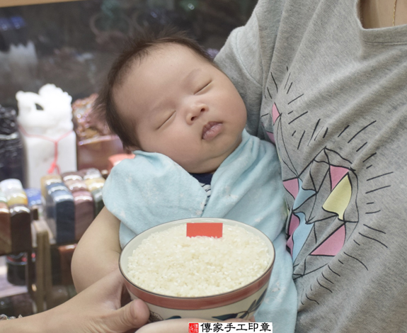 黃寶寶(新北永和區嬰兒寶寶滿月剃頭理髮、免費嬰兒剃胎毛儀式吉祥話)。中國風會場，爸媽寶貝免費穿「日中韓」古裝禮服。專業拍照、DVD光碟、證書。★購買「臍帶章、肚臍章、胎毛筆刷印章」贈送：剃頭、收涎、抓周，三選一。 2015.12.02 照片5