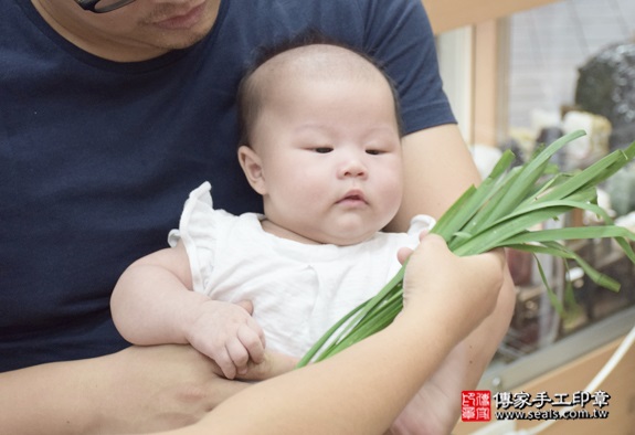 剃胎毛、滿月剃頭、嬰兒剃頭、嬰兒理髮、嬰兒剃髮、嬰兒剃胎毛、嬰兒滿月剃頭、寶寶剃頭、剃胎毛儀式、剃胎毛吉祥話、滿月剃頭儀式、滿月剃頭吉祥話、寶寶剃胎毛、寶寶滿月剃頭理髮、新北永和區剃胎毛、新北永和區滿月剃頭、新北永和區嬰兒剃頭剃胎毛、新北永和區嬰兒理髮、新北永和區嬰兒剃髮、潘寶寶(新北永和區嬰兒寶寶滿月剃頭理髮、免費嬰兒剃胎毛儀式吉祥話)。中國風會場，爸媽寶貝免費穿「日中韓」古裝禮服。專業拍照、DVD光碟、證書。★購買「臍帶章、肚臍章、胎毛筆刷印章」贈送：剃頭、收涎、抓周，三選一。2016.08.20  照片9