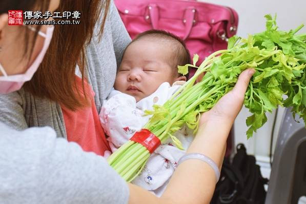 剃胎毛、滿月剃頭、嬰兒剃頭、嬰兒理髮、嬰兒剃髮、嬰兒剃胎毛、嬰兒滿月剃頭、寶寶剃頭、剃胎毛儀式、剃胎毛吉祥話、滿月剃頭儀式、滿月剃頭吉祥話、寶寶剃胎毛、寶寶滿月剃頭理髮、新竹香山區山剃胎毛、新竹香山區山滿月剃頭、新竹香山區山嬰兒剃頭剃胎毛、新竹香山區山嬰兒理髮、新竹香山區山嬰兒剃髮、黃寶寶(新竹香山區山嬰兒寶寶滿月剃頭理髮、免費嬰兒剃胎毛儀式吉祥話)。中國風會場，爸媽寶貝免費穿「日中韓」古裝禮服。專業拍照、DVD光碟、證書。★購買「臍帶章、肚臍章、胎毛筆刷印章」贈送：剃頭、收涎、抓周，三選一。2016.08.21  照片10