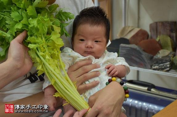 剃胎毛、滿月剃頭、嬰兒剃頭、嬰兒理髮、嬰兒剃髮、嬰兒剃胎毛、嬰兒滿月剃頭、寶寶剃頭、剃胎毛儀式、剃胎毛吉祥話、滿月剃頭儀式、滿月剃頭吉祥話、寶寶剃胎毛、寶寶滿月剃頭理髮、新北永和區剃胎毛、新北永和區滿月剃頭、新北永和區嬰兒剃頭剃胎毛、新北永和區嬰兒理髮、新北永和區嬰兒剃髮、唐寶寶(新北永和區嬰兒寶寶滿月剃頭理髮、免費嬰兒剃胎毛儀式吉祥話)。中國風會場，爸媽寶貝免費穿「日中韓」古裝禮服。專業拍照、DVD光碟、證書。★購買「臍帶章、肚臍章、胎毛筆刷印章」贈送：剃頭、收涎、抓周，三選一。2017.04.09 照片12