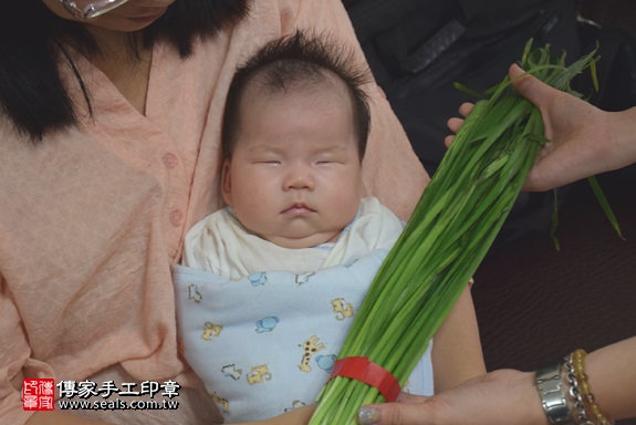 剃胎毛、滿月剃頭、嬰兒剃頭、嬰兒理髮、嬰兒剃髮、嬰兒剃胎毛、嬰兒滿月剃頭、寶寶剃頭、剃胎毛儀式、剃胎毛吉祥話、滿月剃頭儀式、滿月剃頭吉祥話、寶寶剃胎毛、寶寶滿月剃頭理髮、 新竹北區剃胎毛、新竹北區滿月剃頭、 新竹北區嬰兒剃頭剃胎毛、新竹北區嬰兒理髮、新竹北區嬰兒剃髮、黃寶寶(新竹北區到府嬰兒寶寶滿月剃頭理髮、免費到府嬰兒剃胎毛儀式吉祥話)。到府剃頭剃胎毛主持、專業拍照、DVD光碟、證書。★購買「臍帶章、肚臍章、胎毛筆刷印章」贈送：剃頭、收涎、抓周，三選一。2017.05.19  照片9