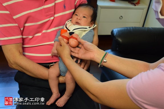 剃胎毛、滿月剃頭、嬰兒剃頭、嬰兒理髮、嬰兒剃髮、嬰兒剃胎毛、嬰兒滿月剃頭、寶寶剃頭、剃胎毛儀式、剃胎毛吉祥話、滿月剃頭儀式、滿月剃頭吉祥話、寶寶剃胎毛、寶寶滿月剃頭理髮、 新北中和區剃胎毛、新北中和區滿月剃頭、 新北中和區嬰兒剃頭剃胎毛、新北中和區嬰兒理髮、新北中和區嬰兒剃髮、陳寶寶(新北中和區到府嬰兒寶寶滿月剃頭理髮、免費到府嬰兒剃胎毛儀式吉祥話)。到府剃頭剃胎毛主持、專業拍照、DVD光碟、證書。★購買「臍帶章、肚臍章、胎毛筆刷印章」贈送：剃頭、收涎、抓周，三選一。2017.06.10  照片4