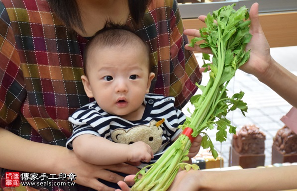 剃胎毛、滿月剃頭、嬰兒剃頭、嬰兒理髮、嬰兒剃髮、嬰兒剃胎毛、嬰兒滿月剃頭、寶寶剃頭、剃胎毛儀式、剃胎毛吉祥話、滿月剃頭儀式、滿月剃頭吉祥話、寶寶剃胎毛、寶寶滿月剃頭理髮、 新竹市香山地區剃胎毛、新竹市香山地區滿月剃頭、新竹市香山地區嬰兒剃頭剃胎毛、新竹市香山地區嬰兒理髮、新竹市嬰兒剃髮、 葉寶寶(新竹香山區嬰兒寶寶滿月剃頭理髮、免費嬰兒剃胎毛儀式吉祥話)。中國風會場，爸媽寶貝免費穿「日中韓」古裝禮服。專業拍照、DVD光碟、證書。★購買「臍帶章、肚臍章、胎毛筆刷印章」贈送：剃頭、收涎、抓周，三選一。2017.09.09照片11