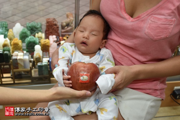 剃胎毛、滿月剃頭、嬰兒剃頭、嬰兒理髮、嬰兒剃髮、嬰兒剃胎毛、嬰兒滿月剃頭、寶寶剃頭、剃胎毛儀式、剃胎毛吉祥話、滿月剃頭儀式、滿月剃頭吉祥話、寶寶剃胎毛、寶寶滿月剃頭理髮、 新北市永和地區剃胎毛、新北市永和地區滿月剃頭、新北市永和地區嬰兒剃頭剃胎毛、新北市永和地區嬰兒理髮、新北市嬰兒剃髮、陳寶寶(新北永和區嬰兒寶寶滿月剃頭理髮、免費嬰兒剃胎毛儀式吉祥話)。中國風會場，爸媽寶貝免費穿「日中韓」古裝禮服。專業拍照、DVD光碟、證書。★購買「臍帶章、肚臍章、胎毛筆刷印章」贈送：剃頭、收涎、抓周，三選一。2017.09.06照片9