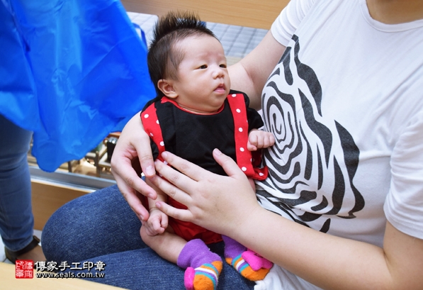剃胎毛、滿月剃頭、嬰兒剃頭、嬰兒理髮、嬰兒剃髮、嬰兒剃胎毛、嬰兒滿月剃頭、寶寶剃頭、剃胎毛儀式、剃胎毛吉祥話、滿月剃頭儀式、滿月剃頭吉祥話、寶寶剃胎毛、寶寶滿月剃頭理髮、新竹香山區剃胎毛、新竹香山區滿月剃頭、新竹香山區嬰兒剃頭剃胎毛、新竹香山區嬰兒理髮、新竹香山區嬰兒剃髮、李寶寶(新竹香山區嬰兒寶寶滿月剃頭理髮、免費嬰兒剃胎毛儀式吉祥話)。中國風會場，爸媽寶貝免費穿「日中韓」古裝禮服。專業拍照、DVD光碟、證書。★購買「臍帶章、肚臍章、胎毛筆刷印章」贈送：剃頭、收涎、抓周，三選一。2016.05.16  照片15