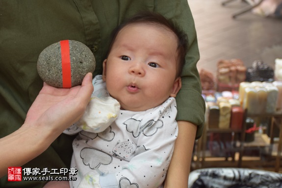 剃胎毛、滿月剃頭、嬰兒剃頭、嬰兒理髮、嬰兒剃髮、嬰兒剃胎毛、嬰兒滿月剃頭、寶寶剃頭、剃胎毛儀式、剃胎毛吉祥話、滿月剃頭儀式、滿月剃頭吉祥話、寶寶剃胎毛、寶寶滿月剃頭理髮、 新北市永和地區剃胎毛、新北市永和地區滿月剃頭、新北市永和地區嬰兒剃頭剃胎毛、新北市永和地區嬰兒理髮、新北市嬰兒剃髮、王寶寶(新北永和區嬰兒寶寶滿月剃頭理髮、免費嬰兒剃胎毛儀式吉祥話)。中國風會場，爸媽寶貝免費穿「日中韓」古裝禮服。專業拍照、DVD光碟、證書。★購買「臍帶章、肚臍章、胎毛筆刷印章」贈送：剃頭、收涎、抓周，三選一。2017.10.22照片5