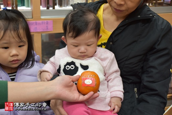 剃胎毛、滿月剃頭、嬰兒剃頭、嬰兒理髮、嬰兒剃髮、嬰兒剃胎毛、嬰兒滿月剃頭、寶寶剃頭、剃胎毛儀式、剃胎毛吉祥話、滿月剃頭儀式、滿月剃頭吉祥話、寶寶剃胎毛、寶寶滿月剃頭理髮、 新北市永和地區剃胎毛、新北市永和地區滿月剃頭、新北市永和地區嬰兒剃頭剃胎毛、新北市永和地區嬰兒理髮、新北市嬰兒剃髮、嚴寶寶(新北永和區嬰兒寶寶滿月剃頭理髮、免費嬰兒剃胎毛儀式吉祥話)。中國風會場，爸媽寶貝免費穿「日中韓」古裝禮服。專業拍照、DVD光碟、證書。★購買「臍帶章、肚臍章、胎毛筆刷印章」贈送：剃頭、收涎、抓周，三選一。2017.11.20照片8
