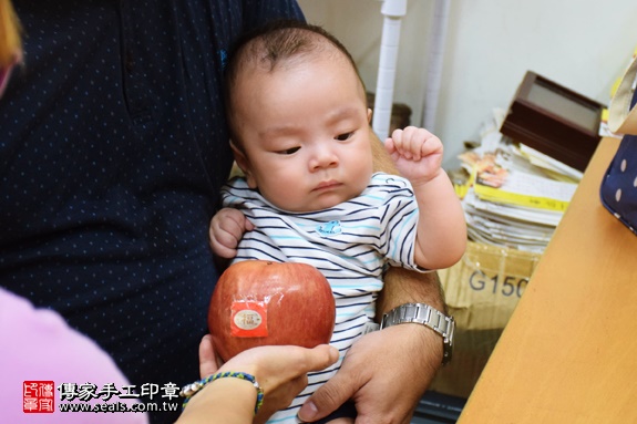 剃胎毛、滿月剃頭、嬰兒剃頭、嬰兒理髮、嬰兒剃髮、嬰兒剃胎毛、嬰兒滿月剃頭、寶寶剃頭、剃胎毛儀式、剃胎毛吉祥話、滿月剃頭儀式、滿月剃頭吉祥話、寶寶剃胎毛、寶寶滿月剃頭理髮、新北永和區剃胎毛、新北永和區滿月剃頭、新北永和區嬰兒剃頭剃胎毛、新北永和區嬰兒理髮、新北永和區嬰兒剃髮、林寶寶(新北永和區嬰兒寶寶滿月剃頭理髮、免費嬰兒剃胎毛儀式吉祥話)。中國風會場，爸媽寶貝免費穿「日中韓」古裝禮服。專業拍照、DVD光碟、證書。★購買「臍帶章、肚臍章、胎毛筆刷印章」贈送：剃頭、收涎、抓周，三選一。2016.07.23  照片9