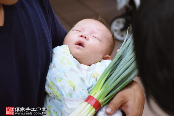 剃胎毛、滿月剃頭、嬰兒剃頭、嬰兒理髮、嬰兒剃髮、嬰兒剃胎毛、嬰兒滿月剃頭、寶寶剃頭、剃胎毛儀式、剃胎毛吉祥話、滿月剃頭儀式、滿月剃頭吉祥話、寶寶剃胎毛、寶寶滿月剃頭理髮、 苗栗公館鄉剃胎毛、苗栗公館鄉滿月剃頭、 苗栗公館鄉嬰兒剃頭剃胎毛、苗栗公館鄉嬰兒理髮、苗栗公館鄉嬰兒剃髮、張寶寶(苗栗公館鄉到府嬰兒寶寶滿月剃頭理髮、免費到府嬰兒剃胎毛儀式吉祥話)。到府剃頭剃胎毛主持、專業拍照、DVD光碟、證書。★購買「臍帶章、肚臍章、胎毛筆刷印章」贈送：剃頭、收涎、抓周，三選一。2016.08.28  照片10