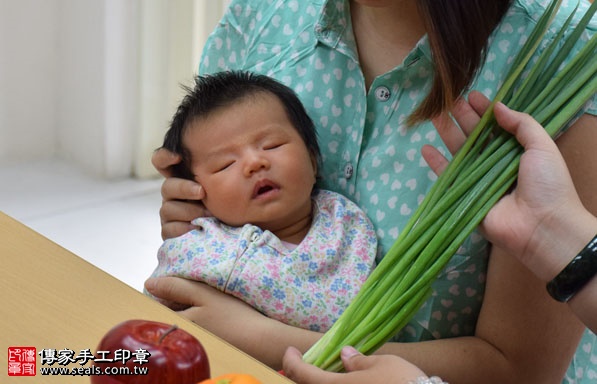 剃胎毛、滿月剃頭、嬰兒剃頭、嬰兒理髮、嬰兒剃髮、嬰兒剃胎毛、嬰兒滿月剃頭、寶寶剃頭、剃胎毛儀式、剃胎毛吉祥話、滿月剃頭儀式、滿月剃頭吉祥話、寶寶剃胎毛、寶寶滿月剃頭理髮、新竹香山區剃胎毛、新竹香山區滿月剃頭、新竹香山區嬰兒剃頭剃胎毛、新竹香山區嬰兒理髮、新竹香山區嬰兒剃髮、張寶寶(新竹香山區嬰兒寶寶滿月剃頭理髮、免費嬰兒剃胎毛儀式吉祥話)。中國風會場，爸媽寶貝免費穿「日中韓」古裝禮服。專業拍照、DVD光碟、證書。★購買「臍帶章、肚臍章、胎毛筆刷印章」贈送：剃頭、收涎、抓周，三選一。2016.08.21  照片12