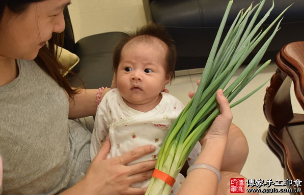 剃胎毛、滿月剃頭、嬰兒剃頭、嬰兒理髮、嬰兒剃髮、嬰兒剃胎毛、嬰兒滿月剃頭、寶寶剃頭、剃胎毛儀式、剃胎毛吉祥話、滿月剃頭儀式、滿月剃頭吉祥話、寶寶剃胎毛、寶寶滿月剃頭理髮、 新竹竹北市剃胎毛、新竹竹北市滿月剃頭、 新竹竹北市嬰兒剃頭剃胎毛、新竹竹北市嬰兒理髮、新竹竹北市嬰兒剃髮、鄭寶寶(新竹竹北市到府嬰兒寶寶滿月剃頭理髮、免費到府嬰兒剃胎毛儀式吉祥話)。到府剃頭剃胎毛主持、專業拍照、DVD光碟、證書。★購買「臍帶章、肚臍章、胎毛筆刷印章」贈送：剃頭、收涎、抓周，三選一。2016.09.13  照片11