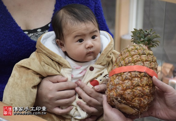 剃胎毛、滿月剃頭、嬰兒剃頭、嬰兒理髮、嬰兒剃髮、嬰兒剃胎毛、嬰兒滿月剃頭、寶寶剃頭、剃胎毛儀式、剃胎毛吉祥話、滿月剃頭儀式、滿月剃頭吉祥話、寶寶剃胎毛、寶寶滿月剃頭理髮、新北永和區剃胎毛、新北永和區滿月剃頭、新北永和區嬰兒剃頭剃胎毛、新北永和區嬰兒理髮、新北永和區嬰兒剃髮、林寶寶們(新北永和區嬰兒寶寶滿月剃頭理髮、免費嬰兒剃胎毛儀式吉祥話)。中國風會場，爸媽寶貝免費穿「日中韓」古裝禮服。專業拍照、DVD光碟、證書。★購買「臍帶章、肚臍章、胎毛筆刷印章」贈送：剃頭、收涎、抓周，三選一。2016.03.24  照片14