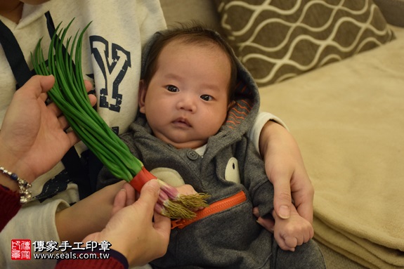 剃胎毛、滿月剃頭、嬰兒剃頭、嬰兒理髮、嬰兒剃髮、嬰兒剃胎毛、嬰兒滿月剃頭、寶寶剃頭、剃胎毛儀式、剃胎毛吉祥話、滿月剃頭儀式、滿月剃頭吉祥話、寶寶剃胎毛、寶寶滿月剃頭理髮、 台北中山區剃胎毛、台北中山區滿月剃頭、 台北中山區嬰兒剃頭剃胎毛、台北中山區嬰兒理髮、台北中山區嬰兒剃髮、魏寶寶(台北中山區到府嬰兒寶寶滿月剃頭理髮、免費到府嬰兒剃胎毛儀式吉祥話)。到府剃頭剃胎毛主持、專業拍照、DVD光碟、證書。★購買「臍帶章、肚臍章、胎毛筆刷印章」贈送：剃頭、收涎、抓周，三選一。2017.01.21  照片10
