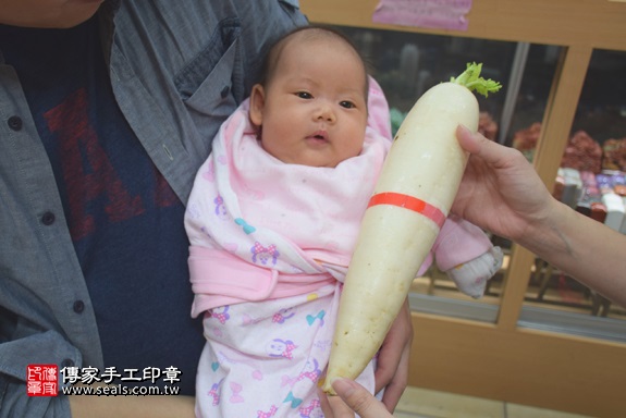 剃胎毛、滿月剃頭、嬰兒剃頭、嬰兒理髮、嬰兒剃髮、嬰兒剃胎毛、嬰兒滿月剃頭、寶寶剃頭、剃胎毛儀式、剃胎毛吉祥話、滿月剃頭儀式、滿月剃頭吉祥話、寶寶剃胎毛、寶寶滿月剃頭理髮、新北永和區剃胎毛、新北永和區滿月剃頭、新北永和區嬰兒剃頭剃胎毛、新北永和區嬰兒理髮、新北永和區嬰兒剃髮、梅寶寶(新北永和區嬰兒寶寶滿月剃頭理髮、免費嬰兒剃胎毛儀式吉祥話)。中國風會場，爸媽寶貝免費穿「日中韓」古裝禮服。專業拍照、DVD光碟、證書。★購買「臍帶章、肚臍章、胎毛筆刷印章」贈送：剃頭、收涎、抓周，三選一。2017.06.17 照片13