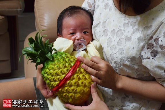 剃胎毛、滿月剃頭、嬰兒剃頭、嬰兒理髮、嬰兒剃髮、嬰兒剃胎毛、嬰兒滿月剃頭、寶寶剃頭、剃胎毛儀式、剃胎毛吉祥話、滿月剃頭儀式、滿月剃頭吉祥話、寶寶剃胎毛、寶寶滿月剃頭理髮、 新竹市東區地區剃胎毛、新竹市東區地區滿月剃頭、新竹市東區地區嬰兒剃頭剃胎毛、新竹市東區地區嬰兒理髮、新竹市嬰兒剃髮、鄭寶寶(新竹市東區到府嬰兒寶寶滿月剃頭理髮、免費到府嬰兒剃胎毛儀式吉祥話)。到府剃頭剃胎毛主持、專業拍照、DVD光碟、證書。★購買「臍帶章、肚臍章、胎毛筆刷印章」贈送：剃頭、收涎、抓周，三選一。2017.09.30照片12