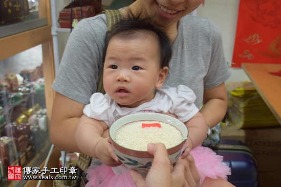 剃胎毛、滿月剃頭、嬰兒剃頭、嬰兒理髮、嬰兒剃髮、嬰兒剃胎毛、嬰兒滿月剃頭、寶寶剃頭、剃胎毛儀式、剃胎毛吉祥話、滿月剃頭儀式、滿月剃頭吉祥話、寶寶剃胎毛、寶寶滿月剃頭理髮、 新北市永和地區剃胎毛、新北市永和地區滿月剃頭、新北市永和地區嬰兒剃頭剃胎毛、新北市永和地區嬰兒理髮、新北市嬰兒剃髮、劉寶寶(新北永和區嬰兒寶寶滿月剃頭理髮、免費嬰兒剃胎毛儀式吉祥話)。中國風會場，爸媽寶貝免費穿「日中韓」古裝禮服。專業拍照、DVD光碟、證書。★購買「臍帶章、肚臍章、胎毛筆刷印章」贈送：剃頭、收涎、抓周，三選一。2017.09.23照片6