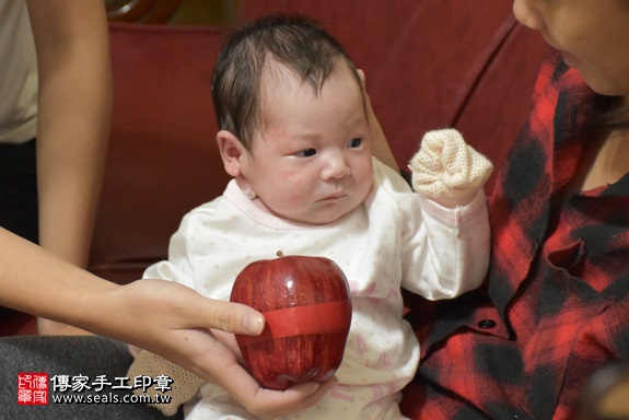 剃胎毛、滿月剃頭、嬰兒剃頭、嬰兒理髮、嬰兒剃髮、嬰兒剃胎毛、嬰兒滿月剃頭、寶寶剃頭、剃胎毛儀式、剃胎毛吉祥話、滿月剃頭儀式、滿月剃頭吉祥話、寶寶剃胎毛、寶寶滿月剃頭理髮、 新北市新莊地區剃胎毛、新北市新莊地區滿月剃頭、新北市新莊地區嬰兒剃頭剃胎毛、新北市新莊地區嬰兒理髮、新北市嬰兒剃髮、楊寶寶(新北新莊區到府嬰兒寶寶滿月剃頭理髮、免費到府嬰兒剃胎毛儀式吉祥話)。到府剃頭剃胎毛主持、專業拍照、DVD光碟、證書。★購買「臍帶章、肚臍章、胎毛筆刷印章」贈送：剃頭、收涎、抓周，三選一。2017.11.27照片6