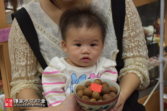 剃胎毛、滿月剃頭、嬰兒剃頭、嬰兒理髮、嬰兒剃髮、嬰兒剃胎毛、嬰兒滿月剃頭、寶寶剃頭、剃胎毛儀式、剃胎毛吉祥話、滿月剃頭儀式、滿月剃頭吉祥話、寶寶剃胎毛、寶寶滿月剃頭理髮、 新北市永和地區剃胎毛、新北市永和地區滿月剃頭、新北市永和地區嬰兒剃頭剃胎毛、新北市永和地區嬰兒理髮、新北市嬰兒剃髮、張寶寶(新北永和區嬰兒寶寶滿月剃頭理髮、免費嬰兒剃胎毛儀式吉祥話)。中國風會場，爸媽寶貝免費穿「日中韓」古裝禮服。專業拍照、DVD光碟、證書。★購買「臍帶章、肚臍章、胎毛筆刷印章」贈送：剃頭、收涎、抓周，三選一。2017.12.01照片7