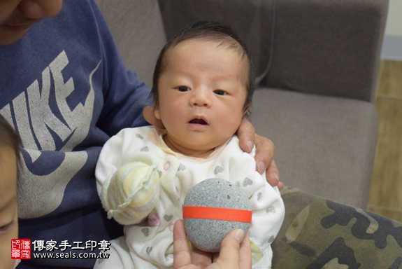 剃胎毛、滿月剃頭、嬰兒剃頭、嬰兒理髮、嬰兒剃髮、嬰兒剃胎毛、嬰兒滿月剃頭、寶寶剃頭、剃胎毛儀式、剃胎毛吉祥話、滿月剃頭儀式、滿月剃頭吉祥話、寶寶剃胎毛、寶寶滿月剃頭理髮、 新北市中和地區剃胎毛、新北市中和地區滿月剃頭、新北市中和地區嬰兒剃頭剃胎毛、新北市中和地區嬰兒理髮新北市嬰兒剃髮、張寶寶(新北中和區到府嬰兒寶寶滿月剃頭理髮、免費到府嬰兒剃胎毛儀式吉祥話)。到府剃頭剃胎毛主持、專業拍照、DVD光碟、證書。★購買「臍帶章、肚臍章、胎毛筆刷印章」贈送：剃頭、收涎、抓周，三選一。2017.12.20照片5