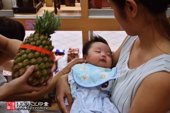 剃胎毛、滿月剃頭、嬰兒剃頭、嬰兒理髮、嬰兒剃髮、嬰兒剃胎毛、嬰兒滿月剃頭、寶寶剃頭、剃胎毛儀式、剃胎毛吉祥話、滿月剃頭儀式、滿月剃頭吉祥話、寶寶剃胎毛、寶寶滿月剃頭理髮、新北永和區剃胎毛、新北永和區滿月剃頭、新北永和區嬰兒剃頭剃胎毛、新北永和區嬰兒理髮、新北永和區嬰兒剃髮、賴寶寶(新北永和區嬰兒寶寶滿月剃頭理髮、免費嬰兒剃胎毛儀式吉祥話)。中國風會場，爸媽寶貝免費穿「日中韓」古裝禮服。專業拍照、DVD光碟、證書。★購買「臍帶章、肚臍章、胎毛筆刷印章」贈送：剃頭、收涎、抓周，三選一。2016.10.05 照片15