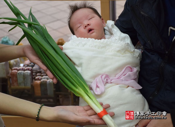 剃胎毛、滿月剃頭、嬰兒剃頭、嬰兒理髮、嬰兒剃髮、嬰兒剃胎毛、嬰兒滿月剃頭、寶寶剃頭、剃胎毛儀式、剃胎毛吉祥話、滿月剃頭儀式、滿月剃頭吉祥話、寶寶剃胎毛、寶寶滿月剃頭理髮、新北永和區剃胎毛、新北永和區滿月剃頭、新北永和區嬰兒剃頭剃胎毛、新北永和區嬰兒理髮、新北永和區嬰兒剃髮、Kitty寶寶(新北永和區嬰兒寶寶滿月剃頭理髮、免費嬰兒剃胎毛儀式吉祥話)。中國風會場，爸媽寶貝免費穿「日中韓」古裝禮服。專業拍照、DVD光碟、證書。★購買「臍帶章、肚臍章、胎毛筆刷印章」贈送：剃頭、收涎、抓周，三選一。2016.04.03  照片12