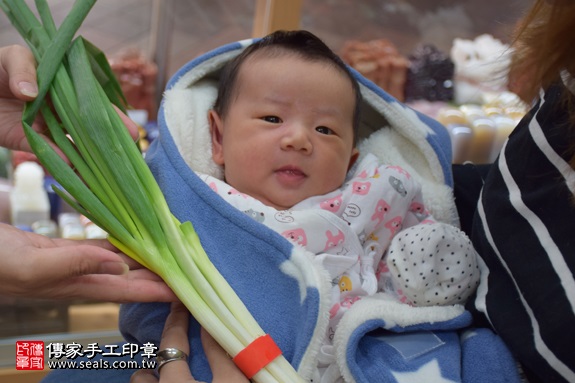 剃胎毛、滿月剃頭、嬰兒剃頭、嬰兒理髮、嬰兒剃髮、嬰兒剃胎毛、嬰兒滿月剃頭、寶寶剃頭、剃胎毛儀式、剃胎毛吉祥話、滿月剃頭儀式、滿月剃頭吉祥話、寶寶剃胎毛、寶寶滿月剃頭理髮、新北永和區剃胎毛、新北永和區滿月剃頭、新北永和區嬰兒剃頭剃胎毛、新北永和區嬰兒理髮、新北永和區嬰兒剃髮、洪寶寶(新北永和區嬰兒寶寶滿月剃頭理髮、免費嬰兒剃胎毛儀式吉祥話)。中國風會場，爸媽寶貝免費穿「日中韓」古裝禮服。專業拍照、DVD光碟、證書。★購買「臍帶章、肚臍章、胎毛筆刷印章」贈送：剃頭、收涎、抓周，三選一。2017.01.22 照片11