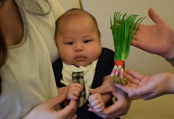 剃胎毛、滿月剃頭、嬰兒剃頭、嬰兒理髮、嬰兒剃髮、嬰兒剃胎毛、嬰兒滿月剃頭、寶寶剃頭、剃胎毛儀式、剃胎毛吉祥話、滿月剃頭儀式、滿月剃頭吉祥話、寶寶剃胎毛、寶寶滿月剃頭理髮、 新竹竹北區剃胎毛、新竹竹北區滿月剃頭、 新竹竹北區嬰兒剃頭剃胎毛、新竹竹北區嬰兒理髮、新竹竹北區嬰兒剃髮、張寶寶(新竹竹北區到府嬰兒寶寶滿月剃頭理髮、免費到府嬰兒剃胎毛儀式吉祥話)。到府剃頭剃胎毛主持、專業拍照、DVD光碟、證書。★購買「臍帶章、肚臍章、胎毛筆刷印章」贈送：剃頭、收涎、抓周，三選一。2016.04.09  照片9