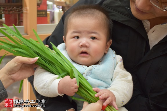 剃胎毛、滿月剃頭、嬰兒剃頭、嬰兒理髮、嬰兒剃髮、嬰兒剃胎毛、嬰兒滿月剃頭、寶寶剃頭、剃胎毛儀式、剃胎毛吉祥話、滿月剃頭儀式、滿月剃頭吉祥話、寶寶剃胎毛、寶寶滿月剃頭理髮、新北永和區剃胎毛、新北永和區滿月剃頭、新北永和區嬰兒剃頭剃胎毛、新北永和區嬰兒理髮、新北永和區嬰兒剃髮、游寶寶(新北永和區嬰兒寶寶滿月剃頭理髮、免費嬰兒剃胎毛儀式吉祥話)。中國風會場，爸媽寶貝免費穿「日中韓」古裝禮服。專業拍照、DVD光碟、證書。★購買「臍帶章、肚臍章、胎毛筆刷印章」贈送：剃頭、收涎、抓周，三選一。2017.04.02 照片19