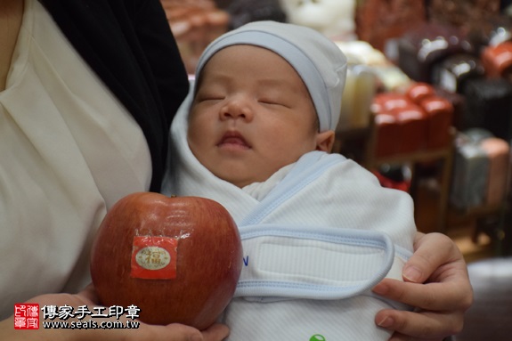 剃胎毛、滿月剃頭、嬰兒剃頭、嬰兒理髮、嬰兒剃髮、嬰兒剃胎毛、嬰兒滿月剃頭、寶寶剃頭、剃胎毛儀式、剃胎毛吉祥話、滿月剃頭儀式、滿月剃頭吉祥話、寶寶剃胎毛、寶寶滿月剃頭理髮、新北永和區剃胎毛、新北永和區滿月剃頭、新北永和區嬰兒剃頭剃胎毛、新北永和區嬰兒理髮、新北永和區嬰兒剃髮、廖寶寶(新北永和區嬰兒寶寶滿月剃頭理髮、免費嬰兒剃胎毛儀式吉祥話)。中國風會場，爸媽寶貝免費穿「日中韓」古裝禮服。專業拍照、DVD光碟、證書。★購買「臍帶章、肚臍章、胎毛筆刷印章」贈送：剃頭、收涎、抓周，三選一。2017.04.07 照片8