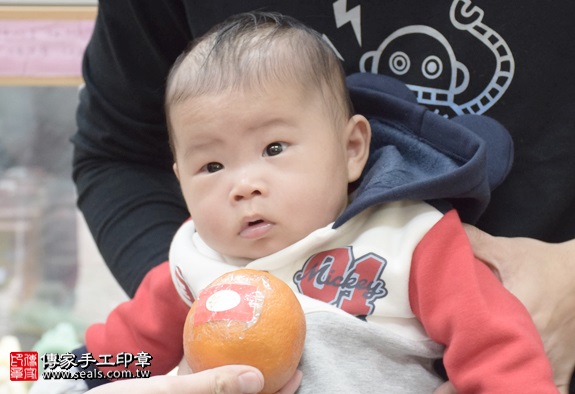剃胎毛、滿月剃頭、嬰兒剃頭、嬰兒理髮、嬰兒剃髮、嬰兒剃胎毛、嬰兒滿月剃頭、寶寶剃頭、剃胎毛儀式、剃胎毛吉祥話、滿月剃頭儀式、滿月剃頭吉祥話、寶寶剃胎毛、寶寶滿月剃頭理髮、新北永和區剃胎毛、新北永和區滿月剃頭、新北永和區嬰兒剃頭剃胎毛、新北永和區嬰兒理髮、新北永和區嬰兒剃髮、吳寶寶(新北永和區嬰兒寶寶滿月剃頭理髮、免費嬰兒剃胎毛儀式吉祥話)。中國風會場，爸媽寶貝免費穿「日中韓」古裝禮服。專業拍照、DVD光碟、證書。★購買「臍帶章、肚臍章、胎毛筆刷印章」贈送：剃頭、收涎、抓周，三選一。2016.01.31 照片9