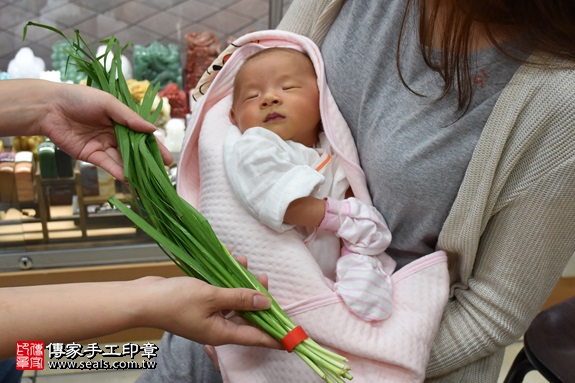 剃胎毛、滿月剃頭、嬰兒剃頭、嬰兒理髮、嬰兒剃髮、嬰兒剃胎毛、嬰兒滿月剃頭、寶寶剃頭、剃胎毛儀式、剃胎毛吉祥話、滿月剃頭儀式、滿月剃頭吉祥話、寶寶剃胎毛、寶寶滿月剃頭理髮、新北永和區剃胎毛、新北永和區滿月剃頭、新北永和區嬰兒剃頭剃胎毛、新北永和區嬰兒理髮、新北永和區嬰兒剃髮、黃寶寶(新北永和區嬰兒寶寶滿月剃頭理髮、免費嬰兒剃胎毛儀式吉祥話)。中國風會場，爸媽寶貝免費穿「日中韓」古裝禮服。專業拍照、DVD光碟、證書。★購買「臍帶章、肚臍章、胎毛筆刷印章」贈送：剃頭、收涎、抓周，三選一。2017.05.29 照片13