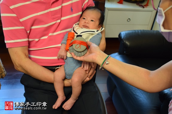 剃胎毛、滿月剃頭、嬰兒剃頭、嬰兒理髮、嬰兒剃髮、嬰兒剃胎毛、嬰兒滿月剃頭、寶寶剃頭、剃胎毛儀式、剃胎毛吉祥話、滿月剃頭儀式、滿月剃頭吉祥話、寶寶剃胎毛、寶寶滿月剃頭理髮、 新北中和區剃胎毛、新北中和區滿月剃頭、 新北中和區嬰兒剃頭剃胎毛、新北中和區嬰兒理髮、新北中和區嬰兒剃髮、陳寶寶(新北中和區到府嬰兒寶寶滿月剃頭理髮、免費到府嬰兒剃胎毛儀式吉祥話)。到府剃頭剃胎毛主持、專業拍照、DVD光碟、證書。★購買「臍帶章、肚臍章、胎毛筆刷印章」贈送：剃頭、收涎、抓周，三選一。2017.06.10  照片5