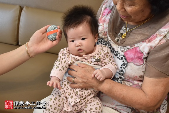 剃胎毛、滿月剃頭、嬰兒剃頭、嬰兒理髮、嬰兒剃髮、嬰兒剃胎毛、嬰兒滿月剃頭、寶寶剃頭、剃胎毛儀式、剃胎毛吉祥話、滿月剃頭儀式、滿月剃頭吉祥話、寶寶剃胎毛、寶寶滿月剃頭理髮、 桃園蘆竹區剃胎毛、桃園蘆竹區滿月剃頭、 桃園蘆竹區嬰兒剃頭剃胎毛、桃園蘆竹區嬰兒理髮、桃園蘆竹區嬰兒剃髮、陳寶寶(桃園蘆竹區到府嬰兒寶寶滿月剃頭理髮、免費到府嬰兒剃胎毛儀式吉祥話)。到府剃頭剃胎毛主持、專業拍照、DVD光碟、證書。★購買「臍帶章、肚臍章、胎毛筆刷印章」贈送：剃頭、收涎、抓周，三選一。2017.06.28  照片5