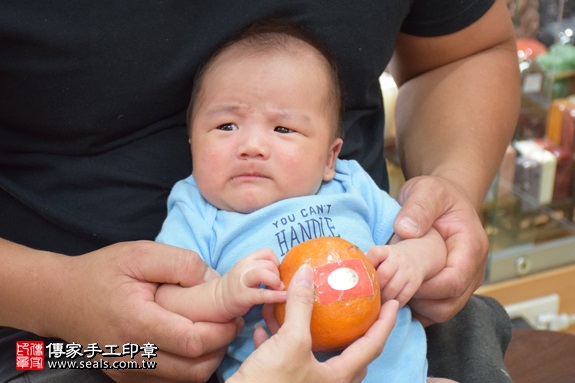 剃胎毛、滿月剃頭、嬰兒剃頭、嬰兒理髮、嬰兒剃髮、嬰兒剃胎毛、嬰兒滿月剃頭、寶寶剃頭、剃胎毛儀式、剃胎毛吉祥話、滿月剃頭儀式、滿月剃頭吉祥話、寶寶剃胎毛、寶寶滿月剃頭理髮、新北永和區剃胎毛、新北永和區滿月剃頭、新北永和區嬰兒剃頭剃胎毛、新北永和區嬰兒理髮、新北永和區嬰兒剃髮、周寶寶(新北永和區嬰兒寶寶滿月剃頭理髮、免費嬰兒剃胎毛儀式吉祥話)。中國風會場，爸媽寶貝免費穿「日中韓」古裝禮服。專業拍照、DVD光碟、證書。★購買「臍帶章、肚臍章、胎毛筆刷印章」贈送：剃頭、收涎、抓周，三選一。2017.07.04 照片9