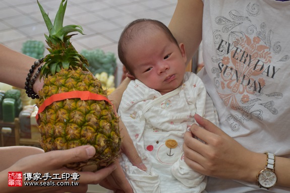 剃胎毛、滿月剃頭、嬰兒剃頭、嬰兒理髮、嬰兒剃髮、嬰兒剃胎毛、嬰兒滿月剃頭、寶寶剃頭、剃胎毛儀式、剃胎毛吉祥話、滿月剃頭儀式、滿月剃頭吉祥話、寶寶剃胎毛、寶寶滿月剃頭理髮、 新北市永和地區剃胎毛、新北市永和地區滿月剃頭、新北市永和地區嬰兒剃頭剃胎毛、新北市永和地區嬰兒理髮、新北市嬰兒剃髮、 王寶寶(新北永和區嬰兒寶寶滿月剃頭理髮、免費嬰兒剃胎毛儀式吉祥話)。中國風會場，爸媽寶貝免費穿「日中韓」古裝禮服。專業拍照、DVD光碟、證書。★購買「臍帶章、肚臍章、胎毛筆刷印章」贈送：剃頭、收涎、抓周，三選一。2017.08.12照片11