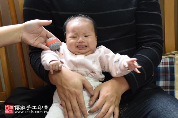 剃胎毛、滿月剃頭、嬰兒剃頭、嬰兒理髮、嬰兒剃髮、嬰兒剃胎毛、嬰兒滿月剃頭、寶寶剃頭、剃胎毛儀式、剃胎毛吉祥話、滿月剃頭儀式、滿月剃頭吉祥話、寶寶剃胎毛、寶寶滿月剃頭理髮、 新北市淡水地區剃胎毛、新北市淡水地區滿月剃頭、新北市淡水地區嬰兒剃頭剃胎毛、新北市淡水地區嬰兒理髮、新北市嬰兒剃髮、葉寶寶(新北淡水區到府嬰兒寶寶滿月剃頭理髮、免費到府嬰兒剃胎毛儀式吉祥話)。到府剃頭剃胎毛主持、專業拍照、DVD光碟、證書。★購買「臍帶章、肚臍章、胎毛筆刷印章」贈送：剃頭、收涎、抓周，三選一。2017.11.15照片5