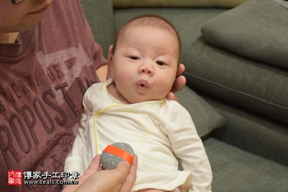 剃胎毛、滿月剃頭、嬰兒剃頭、嬰兒理髮、嬰兒剃髮、嬰兒剃胎毛、嬰兒滿月剃頭、寶寶剃頭、剃胎毛儀式、剃胎毛吉祥話、滿月剃頭儀式、滿月剃頭吉祥話、寶寶剃胎毛、寶寶滿月剃頭理髮、 台北市信義地區剃胎毛、台北市信義地區滿月剃頭、台北市信義地區嬰兒剃頭剃胎毛、台北市信義地區嬰兒理髮、台北市嬰兒剃髮、鄧寶寶(台北信義區到府嬰兒寶寶滿月剃頭理髮、免費到府嬰兒剃胎毛儀式吉祥話)。到府剃頭剃胎毛主持、專業拍照、DVD光碟、證書。★購買「臍帶章、肚臍章、胎毛筆刷印章」贈送：剃頭、收涎、抓周，三選一。2017.11.18照片5
